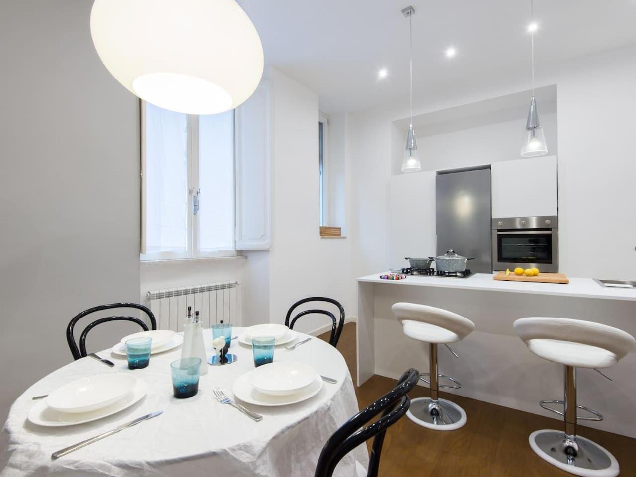 White House In Apartment Rom